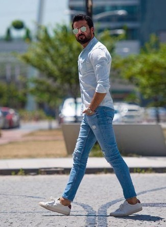Какие джинсы носить с бело-красными низкими кедами за 40 лет мужчине в теплую погоду: Голубая рубашка с длинным рукавом и джинсы — хорошая формула для воплощения приятного и простого образа. Пара бело-красных низких кед свяжет образ воедино.