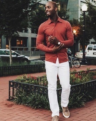 С чем носить коричневые кеды мужчине: Несмотря на свою простоту, дуэт красной рубашки с длинным рукавом и белых джинсов неизменно нравится стильным молодым людям, а также покоряет сердца дам. Незаурядные молодые люди дополнят образ коричневыми кедами.