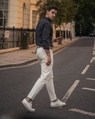 С чем носить темно-серую рубашку в 20 лет мужчине в теплую погоду в стиле кэжуал: Попробуй сочетание темно-серой рубашки и белых джинсов, и ты получишь стильный непринужденный мужской лук, который подходит для повседневной носки. Любители экспериментов могут завершить образ белыми кожаными низкими кедами, тем самым добавив в него толику классики.
