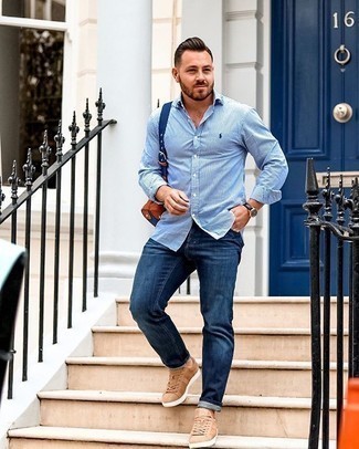 Как носить синие джинсы с светло-коричневыми низкими кедами в 30 лет мужчине в теплую погоду в стиле кэжуал: Бело-синяя рубашка с длинным рукавом в вертикальную полоску и синие джинсы — must have составляющие в гардеробе джентльменов с превосходным чувством стиля. В тандеме с этим образом органично будут смотреться светло-коричневые низкие кеды.