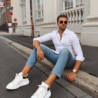 Как носить джинсы с низкими кедами в 20 лет мужчине в стиле кэжуал: Белая рубашка с длинным рукавом и джинсы — must have составляющие в гардеробе мужчин с хорошим чувством стиля. В сочетании с этим луком выигрышно будут выглядеть низкие кеды.
