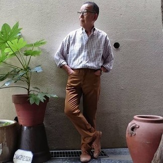 С чем носить табачные джинсы за 60 лет мужчине: Бело-черная рубашка с длинным рукавом в клетку будет смотреться прекрасно в сочетании с табачными джинсами. В тандеме с этим ансамблем органично смотрятся коричневые низкие кеды из плотной ткани.