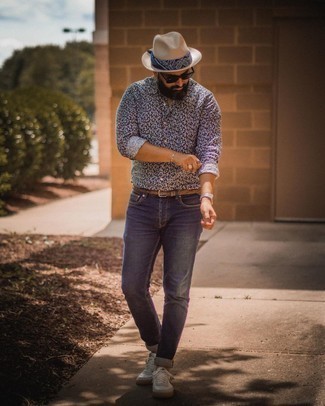 Какие джинсы носить с темно-сине-белой рубашкой с длинным рукавом мужчине: Если ты любишь смотреться по моде, чувствуя себя при этом комфортно и расслабленно, стоит попробовать это сочетание темно-сине-белой рубашки с длинным рукавом и джинсов. В качестве обуви сюда напрашиваются бело-темно-синие низкие кеды из плотной ткани.