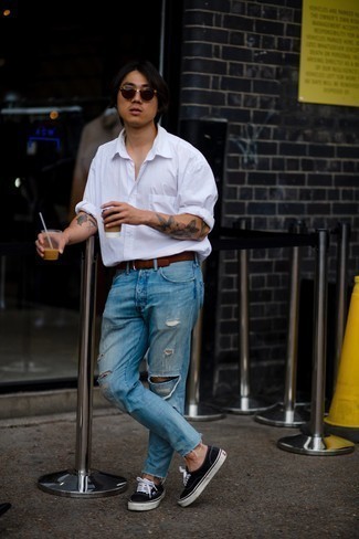 Как носить синие рваные джинсы с темно-синими низкими кедами в 20 лет мужчине: Белая рубашка с длинным рукавом и синие рваные джинсы — стильный выбор джентльменов, которые никогда не сидят на месте. Закончив ансамбль темно-синими низкими кедами, можно получить неожиданный результат.