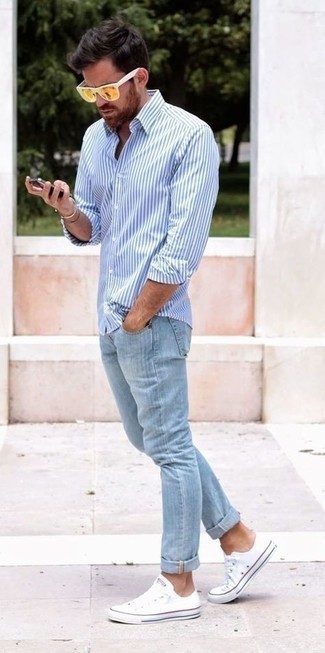 С чем носить бело-синюю рубашку с длинным рукавом в 30 лет мужчине лето в стиле кэжуал: В тандеме друг с другом бело-синяя рубашка с длинным рукавом и голубые джинсы смотрятся наиболее выигрышно. Что же до обуви, белые низкие кеды из плотной ткани — самый подходящий вариант. Подобный лук несомненно тебе полюбится для знойных летних дней.