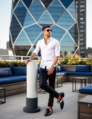 Модный мужской лук: белая рубашка с длинным рукавом, черные джинсы, черные кожаные оксфорды, темно-коричневые солнцезащитные очки