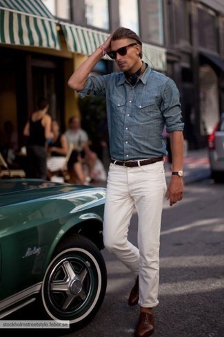 Как носить темно-синюю рубашку с длинным рукавом из шамбре с белыми джинсами в 30 лет мужчине лето: Темно-синяя рубашка с длинным рукавом из шамбре и белые джинсы — обязательные предметы в гардеробе парней с отменным вкусом в одежде. Завершив лук коричневыми кожаными оксфордами, получим потрясающий результат. В знойные летние дни подобный образ — это то, что надо.