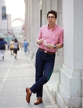 Как носить джинсы с оксфордами в 30 лет: Бело-красная рубашка с длинным рукавом в мелкую клетку в сочетании с джинсами позволит выразить твой индивидуальный стиль и выигрышно выделиться из общей массы. Любители модных экспериментов могут закончить образ оксфордами, тем самым добавив в него немного изысканности.