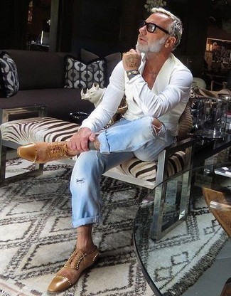 С чем носить голубые рваные джинсы за 50 лет мужчине: Если в одежде ты ценишь комфорт и функциональность, белая рубашка с длинным рукавом и голубые рваные джинсы — великолепный вариант для расслабленного мужского лука на каждый день. Любители экспериментов могут закончить образ светло-коричневыми замшевыми оксфордами, тем самым добавив в него чуточку строгости.