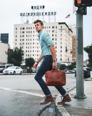 Как носить рубашку с длинным рукавом с повседневными ботинками в 30 лет мужчине в стиле кэжуал: Рубашка с длинным рукавом и темно-синие джинсы — беспроигрышный вариант, если ты хочешь составить расслабленный, но в то же время модный мужской образ. И почему бы не добавить в повседневный ансамбль чуточку стильной строгости с помощью повседневных ботинок?