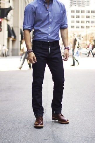 Какие повседневные ботинки носить с голубой рубашкой с длинным рукавом в 30 лет мужчине: Дуэт голубой рубашки с длинным рукавом и темно-синих джинсов выглядит привлекательно и стильно. Думаешь привнести в этот наряд толику классики? Тогда в качестве дополнения к этому образу, стоит обратить внимание на повседневные ботинки.