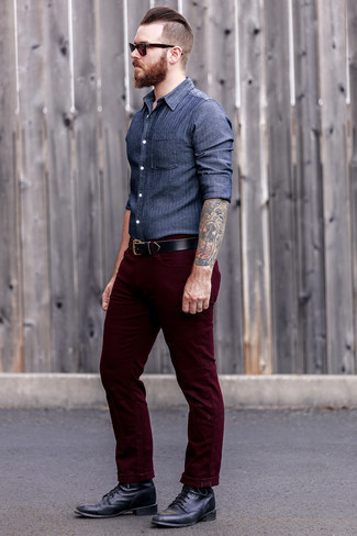 С чем носить черные кожаные повседневные ботинки в 30 лет мужчине: Если ты любишь смотреться стильно, чувствуя себя при этом комфортно и нескованно, стоит попробовать это сочетание синей рубашки с длинным рукавом и темно-красных джинсов. Закончив ансамбль черными кожаными повседневными ботинками, можно получить приятный результат.