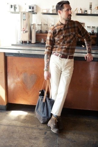 С чем носить табачные замшевые повседневные ботинки в 30 лет мужчине в теплую погоду: Коричневая рубашка с длинным рукавом в шотландскую клетку в паре с белыми джинсами — отличный вариант для воплощения мужского образа в стиле смарт-кэжуал. Дополнив образ табачными замшевыми повседневными ботинками, можно получить занятный результат.