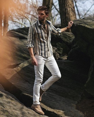 Как носить белые джинсы с светло-коричневыми замшевыми повседневными ботинками в 30 лет мужчине: Бело-темно-синяя рубашка с длинным рукавом в вертикальную полоску и белые джинсы — must have элементы в гардеробе любителей стиля casual. Закончив лук светло-коричневыми замшевыми повседневными ботинками, можно получить потрясающий результат.