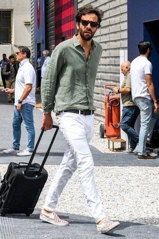 Какие джинсы носить с бело-зеленой рубашкой с длинным рукавом мужчине лето: Стильное сочетание бело-зеленой рубашки с длинным рукавом и джинсов однозначно будет привлекать взоры прекрасных женщин. Весьма органично здесь будут смотреться бело-красные слипоны из плотной ткани в клетку. Переносить невозможный летний зной будет несомненно проще, если на тебе такой ансамбль.