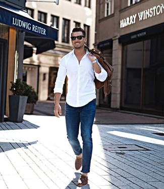 Модный лук: белая рубашка с длинным рукавом, синие джинсы, коричневые кожаные топсайдеры, коричневая кожаная дорожная сумка