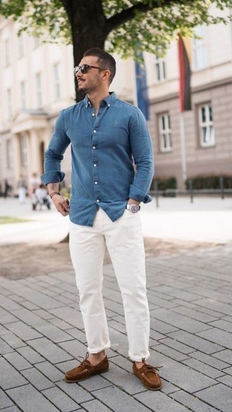 С чем носить синюю рубашку с длинным рукавом из шамбре мужчине лето: Примерь сочетание синей рубашки с длинным рукавом из шамбре и белых джинсов, и ты получишь модный непринужденный мужской образ, который подойдет для повседневной носки. Что до обуви, можно завершить ансамбль коричневыми замшевыми топсайдерами. Пережить невозможный июльский зной гораздо проще, когда ты одет вот так.