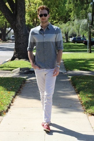 С чем носить топсайдеры: Комбо из серой рубашки с длинным рукавом из шамбре и белых джинсов — превосходная идея для создания мужского образа в стиле smart casual. Топсайдеры — прекрасный выбор, чтобы дополнить лук.
