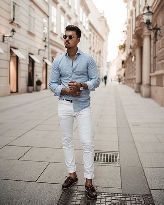 Какие топсайдеры носить с белыми джинсами в 20 лет: Привлекательное сочетание голубой рубашки с длинным рукавом в вертикальную полоску и белых джинсов безусловно будет привлекать внимание красивых женщин. Очень недурно здесь будут смотреться топсайдеры.