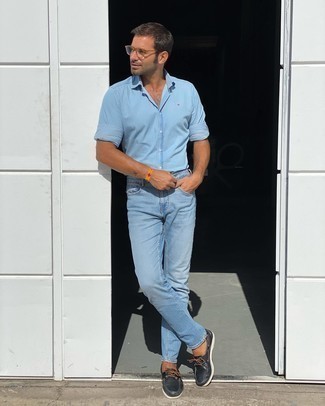 С чем носить голубые джинсы мужчине в стиле кэжуал: Голубая рубашка с длинным рукавом в паре с голубыми джинсами — отличный вариант для воплощения мужского лука в стиле smart casual. Черные кожаные топсайдеры станут великолепным завершением твоего образа.