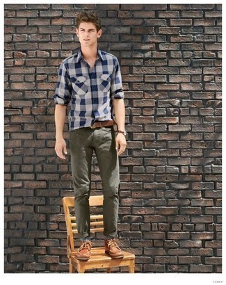 Какие джинсы носить с бело-темно-синей рубашкой с длинным рукавом подросткам мужчине: Бело-темно-синяя рубашка с длинным рукавом и джинсы надежно закрепились в гардеробе современных молодых людей, позволяя составлять запоминающиеся и практичные образы. Почему бы не добавить в повседневный ансамбль толику стильной строгости с помощью коричневых кожаных туфель дерби?