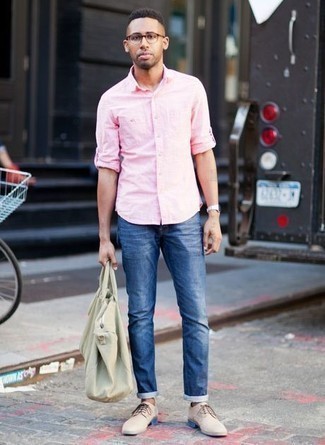 Как носить розовую рубашку с длинным рукавом с темно-синими джинсами мужчине в теплую погоду в стиле смарт-кэжуал: Розовая рубашка с длинным рукавом и темно-синие джинсы помогут составить нескучный и модный образ. Если ты предпочитаешь смелые решения в своих луках, заверши этот бежевыми замшевыми туфлями дерби.