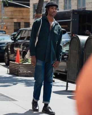 С чем носить оливковую рубашку с длинным рукавом мужчине осень: Современным молодым людям, которые хотят держать руку на пульсе последних тенденций, рекомендуем обратить внимание на это сочетание оливковой рубашки с длинным рукавом и темно-синих джинсов. Хотел бы привнести в этот образ толику утонченности? Тогда в качестве обуви к этому ансамблю, стоит выбрать черные кожаные туфли дерби. Само собой разумеется, такой ансамбль будет превосходным вариантом для изменчивой осенней погоды.
