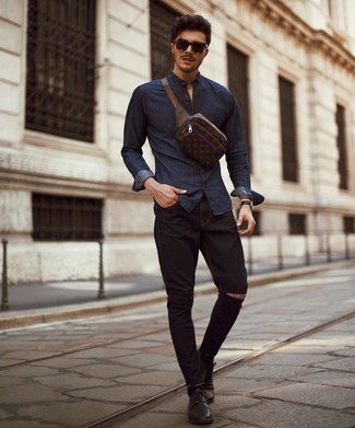 С чем носить черные рваные джинсы в 30 лет мужчине в стиле кэжуал: Темно-синяя рубашка с длинным рукавом из шамбре и черные рваные джинсы помогут создать простой и комфортный лук для выходного дня в парке или вечера в шумном заведении с друзьями. Если ты любишь смелые решения в своих ансамблях, закончи этот черными кожаными туфлями дерби.