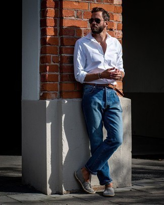 С чем носить темно-серые эспадрильи мужчине в стиле кэжуал: Белая рубашка с длинным рукавом и синие джинсы — обязательные составляющие в гардеробе мужчин с чувством стиля. Темно-серые эспадрильи становятся хорошим завершением твоего лука.