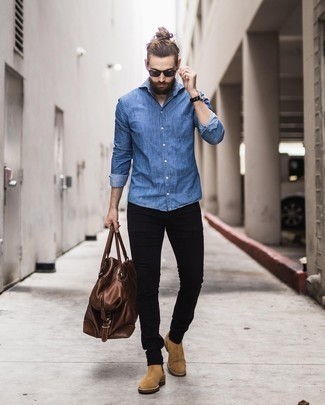 Какие зауженные джинсы носить с светло-коричневыми ботинками челси в 30 лет мужчине в теплую погоду в стиле смарт-кэжуал: Если превыше всего ты ценишь удобство и функциональность, обрати внимание на такое сочетание синей рубашки с длинным рукавом из шамбре и зауженных джинсов. Любишь экспериментировать? Закончи ансамбль светло-коричневыми ботинками челси.
