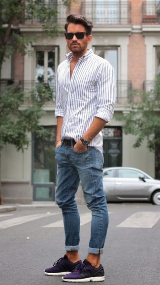 Как носить бело-темно-синюю рубашку с длинным рукавом в вертикальную полоску с синими джинсами мужчине лето: Если в одежде ты ценишь комфорт и практичность, бело-темно-синяя рубашка с длинным рукавом в вертикальную полоску и синие джинсы — хороший вариант для привлекательного повседневного мужского ансамбля. Закончи образ фиолетовыми кроссовками, если не хочешь, чтобы он получился слишком формальным. В таком образе будет очень комфортно, если на улице духота.
