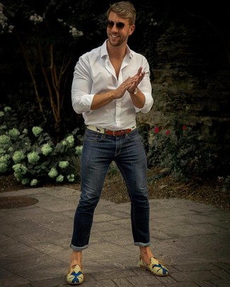 С чем носить туфли мужчине в стиле кэжуал: Дуэт белой рубашки с длинным рукавом и темно-синих зауженных джинсов — превосходный пример современного стиля в большом городе. Преобразить образ и добавить в него немного классики помогут туфли.