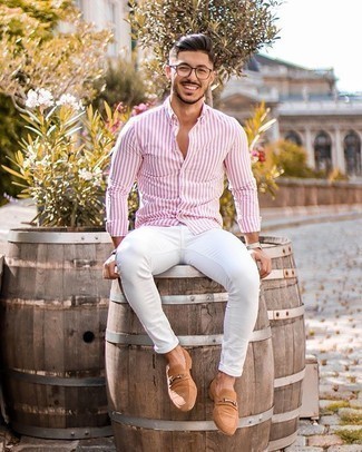 С чем носить белые зауженные джинсы мужчине в стиле смарт-кэжуал: Бело-ярко-розовая рубашка с длинным рукавом в вертикальную полоску и белые зауженные джинсы — замечательная формула для создания привлекательного и незамысловатого образа. Если тебе нравится использовать в своих ансамблях разные стили, на ноги можно надеть светло-коричневые замшевые лоферы.