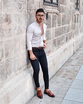 Как носить рубашку с длинным рукавом с зауженными джинсами в 30 лет мужчине в теплую погоду в стиле смарт-кэжуал: Дуэт рубашки с длинным рукавом и зауженных джинсов выглядит привлекательно и современно. Если тебе нравится применять в своих луках разные стили, из обуви можешь надеть коричневые кожаные лоферы.