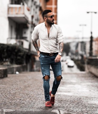 Какие зауженные джинсы носить с темно-красными лоферами с кисточками в 30 лет в теплую погоду: Такое простое и комфортное сочетание базовых вещей, как бежевая рубашка с длинным рукавом и зауженные джинсы, нравится джентльменам, которые любят проводить дни в постоянном движении. Если ты любишь сочетать в своих ансамблях разные стили, на ноги можно надеть темно-красные лоферы с кисточками.