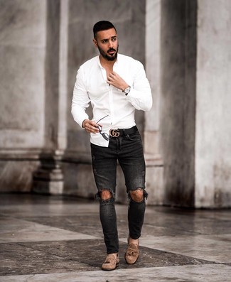 Какие джинсы носить с коричневыми лоферами с кисточками в 20 лет в теплую погоду в стиле кэжуал: Если ты ценишь комфорт и практичность, белая рубашка с длинным рукавом и джинсы — прекрасный выбор для расслабленного мужского образа на каждый день. Теперь почему бы не привнести в повседневный образ чуточку стильной строгости с помощью коричневых лоферов с кисточками?