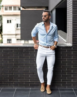С чем носить белые зауженные джинсы мужчине в стиле смарт-кэжуал: Если ты любишь одеваться по моде, чувствуя себя при этом комфортно и уверенно, стоит опробировать это сочетание голубой рубашки с длинным рукавом и белых зауженных джинсов. И почему бы не привнести в повседневный ансамбль немного элегантности с помощью бежевых замшевых лоферов с кисточками?