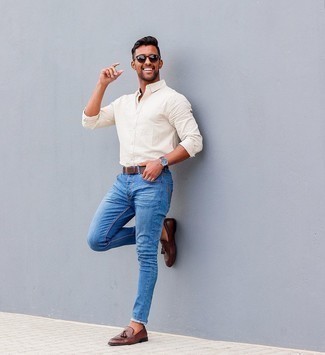 Какие зауженные джинсы носить с темно-коричневыми лоферами с кисточками лето: Сочетание белой рубашки с длинным рукавом и зауженных джинсов — отличная идея для воплощения мужского образа в элегантно-деловом стиле. В сочетании с темно-коричневыми лоферами с кисточками такой лук смотрится особенно гармонично. Подобный лук великолепно подойдет для солнечной погоды.