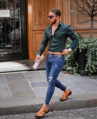 Какие зауженные джинсы носить с коричневыми монками с двумя ремешками лето: Если в одежде ты ценишь комфорт и практичность, темно-зеленая рубашка с длинным рукавом и зауженные джинсы — великолепный выбор для расслабленного повседневного мужского ансамбля. Хотел бы добавить сюда толику строгости? Тогда в качестве обуви к этому ансамблю, выбери коричневые монки с двумя ремешками. Как по нам, так это замечательная задумка для солнечной погоды.
