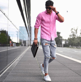 Какие зауженные джинсы носить с бело-ярко-розовой рубашкой с длинным рукавом в 30 лет мужчине лето: Если ты запланировал сумасшедший день, сочетание бело-ярко-розовой рубашки с длинным рукавом и зауженных джинсов позволит составить удобный лук в непринужденном стиле. Если говорить об обуви, белые низкие кеды являются прекрасным выбором. Такое сочетание вещей гарантирует комфорт в знойную погоду.