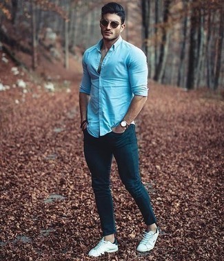 Какие низкие кеды носить с оливковыми джинсами мужчине в теплую погоду: Комбо из голубой рубашки с длинным рукавом и оливковых джинсов позволит выразить твой индивидуальный стиль. Что же до обуви, можно закончить лук низкими кедами.