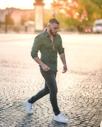 Какие низкие кеды носить с темно-серыми зауженными джинсами в 30 лет мужчине: Если превыше всего ты ценишь удобство и функциональность, тебе понравится это тандем темно-зеленой рубашки с длинным рукавом и темно-серых зауженных джинсов. В этот образ очень легко интегрировать низкие кеды.