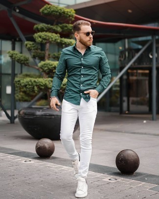 С чем носить темно-зеленую рубашку с длинным рукавом в 30 лет мужчине в теплую погоду: Если у тебя творческая профессия, обрати внимание на дуэт темно-зеленой рубашки с длинным рукавом и белых зауженных джинсов. В паре с этим ансамблем выигрышно выглядят белые кожаные низкие кеды.