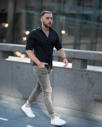 Как носить серые зауженные джинсы с белыми низкими кедами из плотной ткани мужчине лето: Если в одежде ты делаешь ставку на комфорт и практичность, черная рубашка с длинным рукавом и серые зауженные джинсы — замечательный вариант для привлекательного мужского лука на каждый день. Вкупе с этим образом выигрышно выглядят белые низкие кеды из плотной ткани. В таком луке ты будешь чувствовать себя максимально комфортно, когда на улице мучительный зной.