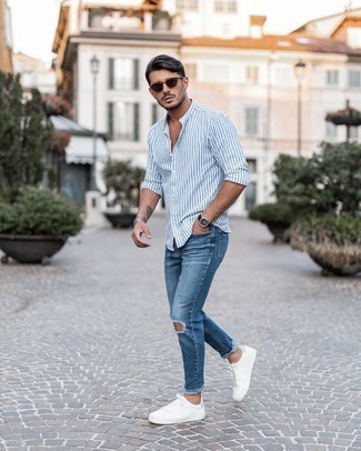 Какие рубашки с длинным рукавом носить с синими зауженными джинсами мужчине лето в спортивном стиле: Такое простое и практичное сочетание вещей, как рубашка с длинным рукавом и синие зауженные джинсы, нравится мужчинам, которые любят проводить дни активно. Белые кожаные низкие кеды — идеальный вариант, чтобы закончить ансамбль. В таком ансамбле тебе будет очень комфортно, если на улице жара.