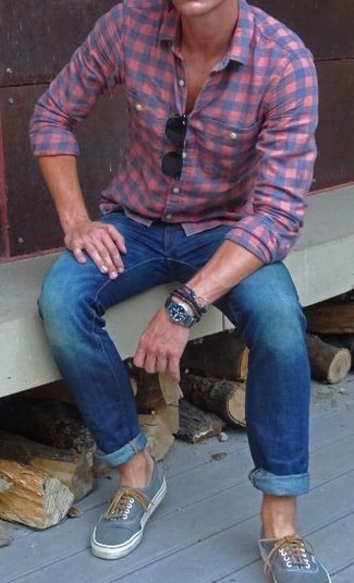 С чем носить темно-синий браслет в 30 лет мужчине в стиле кэжуал: Если ты делаешь ставку на комфорт и практичность, красно-темно-синяя рубашка с длинным рукавом в мелкую клетку и темно-синий браслет — отличный выбор для привлекательного мужского лука на каждый день. Закончив образ серыми плимсоллами, ты привнесешь в него немного привлекательного консерватизма.