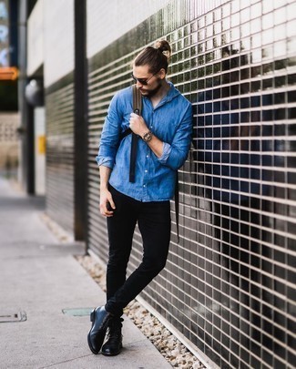С чем носить синюю рубашку с длинным рукавом из шамбре мужчине в теплую погоду: Синяя рубашка с длинным рукавом из шамбре и черные зауженные джинсы надежно закрепились в гардеробе многих мужчин, позволяя создавать незаезженные и стильные луки. Если ты любишь сочетать в своих ансамблях разные стили, из обуви можешь надеть черные кожаные повседневные ботинки.