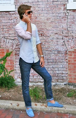 Как носить топсайдеры с джинсами в 30 лет: Тандем голубой рубашки с длинным рукавом и джинсов поможет реализовать в твоем образе городской стиль современного джентльмена. Топсайдеры — великолепный вариант, чтобы дополнить ансамбль.