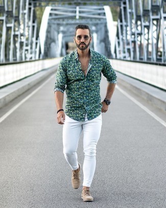 С чем носить белые зауженные джинсы мужчине в стиле смарт-кэжуал: Если ты ценишь комфорт и функциональность, темно-бирюзовая рубашка с длинным рукавом с цветочным принтом и белые зауженные джинсы — замечательный выбор для привлекательного повседневного мужского ансамбля. Думаешь добавить сюда толику утонченности? Тогда в качестве дополнения к этому луку, стоит выбрать бежевые замшевые туфли дерби.