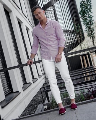 С чем носить фиолетовую обувь в 20 лет мужчине лето в стиле кэжуал: Бело-красная рубашка с длинным рукавом в вертикальную полоску и белые зауженные джинсы помогут создать несложный и практичный ансамбль для выходного дня в парке или вечера в баре с друзьями. Любители экспериментов могут дополнить ансамбль пурпурными эспадрильями из плотной ткани, тем самым добавив в него чуточку классики. Такой ансамбль определенно придется тебе по душе в летний зной.